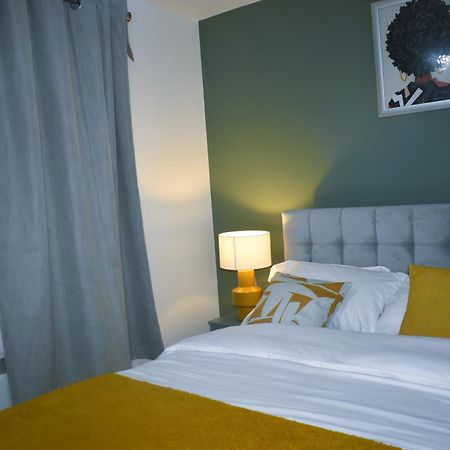 Luxury 2 Bed House With 3 Beds,3 Free Parking Lot In Dartford Near Town Centre, Adjacent Bus Stop, Train Station, Bluewater Mall, 25Mins To London City Airport,20 Miles From Central London Ngoại thất bức ảnh