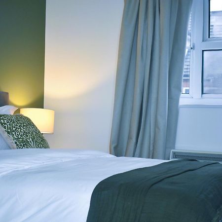 Luxury 2 Bed House With 3 Beds,3 Free Parking Lot In Dartford Near Town Centre, Adjacent Bus Stop, Train Station, Bluewater Mall, 25Mins To London City Airport,20 Miles From Central London Ngoại thất bức ảnh