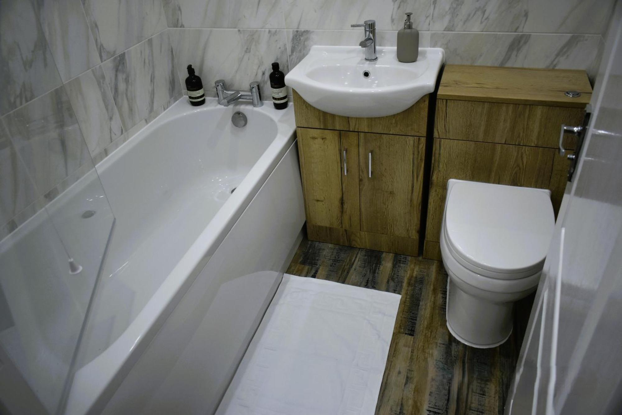 Luxury 2 Bed House With 3 Beds,3 Free Parking Lot In Dartford Near Town Centre, Adjacent Bus Stop, Train Station, Bluewater Mall, 25Mins To London City Airport,20 Miles From Central London Ngoại thất bức ảnh