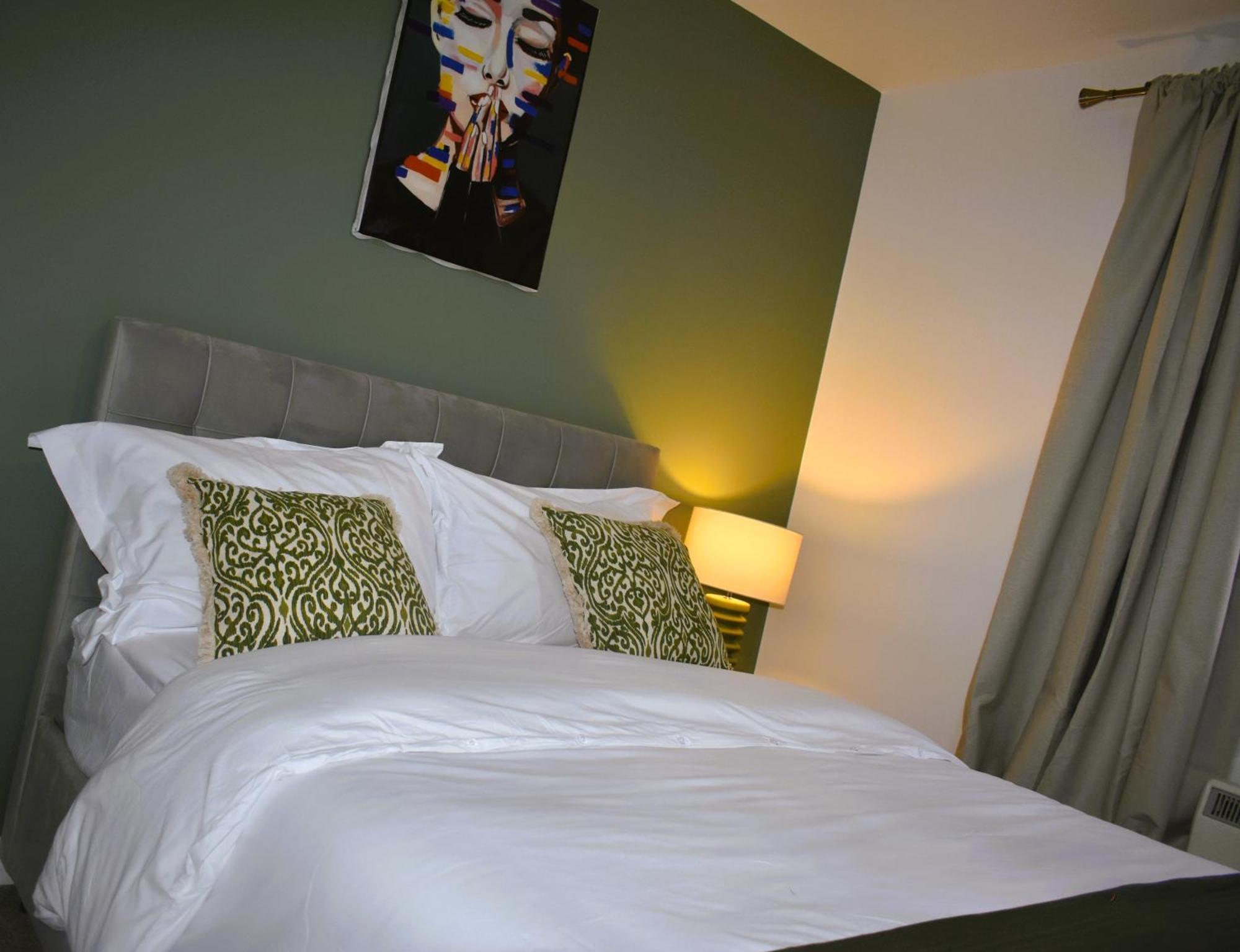 Luxury 2 Bed House With 3 Beds,3 Free Parking Lot In Dartford Near Town Centre, Adjacent Bus Stop, Train Station, Bluewater Mall, 25Mins To London City Airport,20 Miles From Central London Ngoại thất bức ảnh