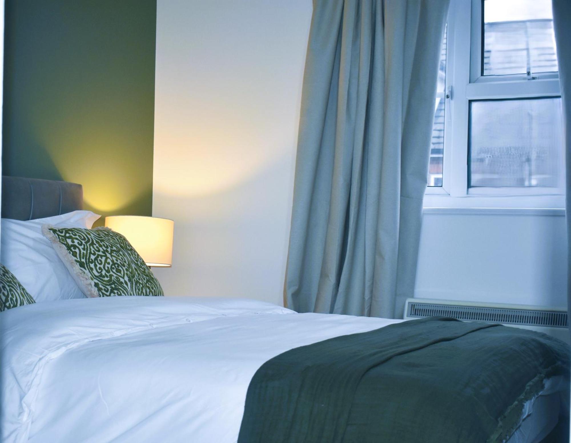 Luxury 2 Bed House With 3 Beds,3 Free Parking Lot In Dartford Near Town Centre, Adjacent Bus Stop, Train Station, Bluewater Mall, 25Mins To London City Airport,20 Miles From Central London Ngoại thất bức ảnh